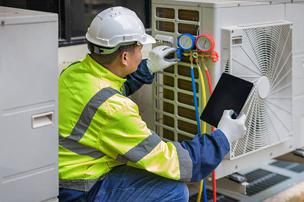 Professional Hvac technician working in Bloomingdale, IN